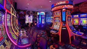 uuuu88 Live Baccarat Table တွင် မြန်မာ Dealer နှင့် ကစားနေသောမြင်ကွင်း